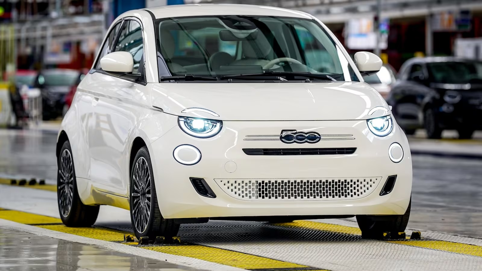 Fiat представил мягкий гибрид 500e стоимостью €17 000