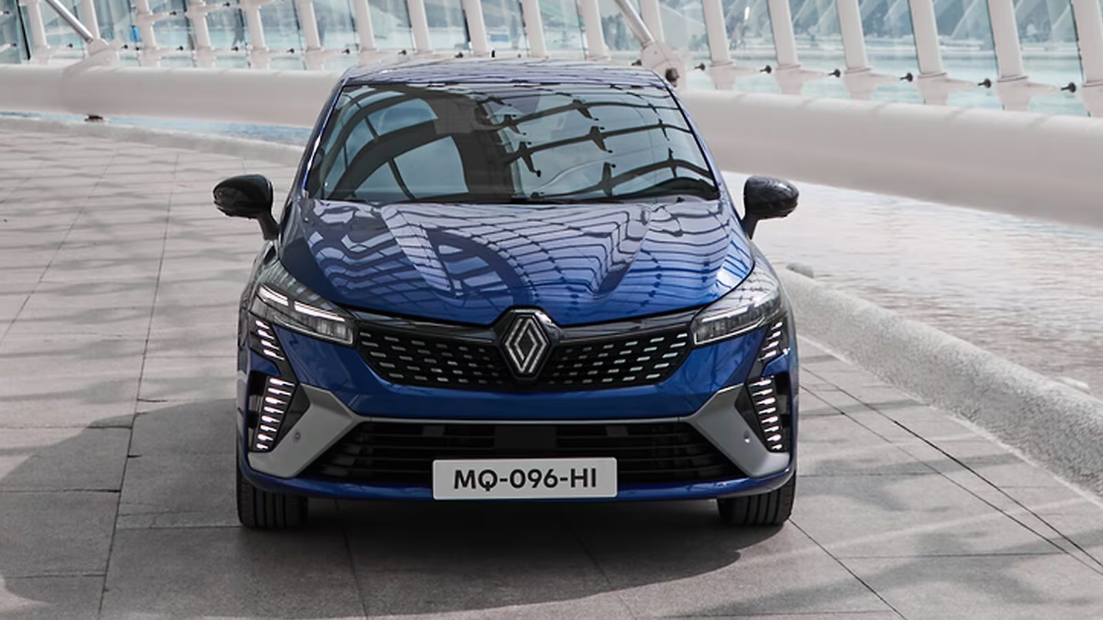 Renault Clio сохраняет лидерство продаж в Европе, Tesla Model Y — на втором месте