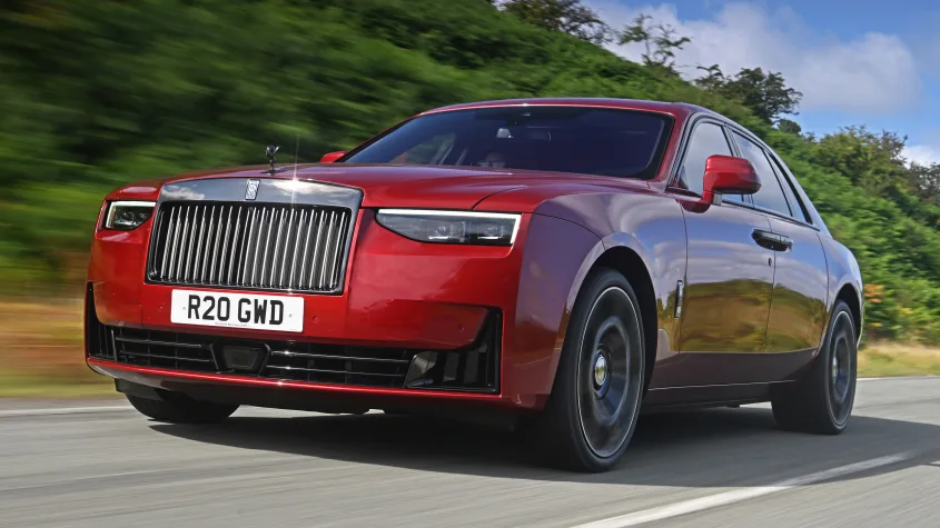 Новый Rolls-Royce Ghost Black Badge 2025: обзор и особенности модели