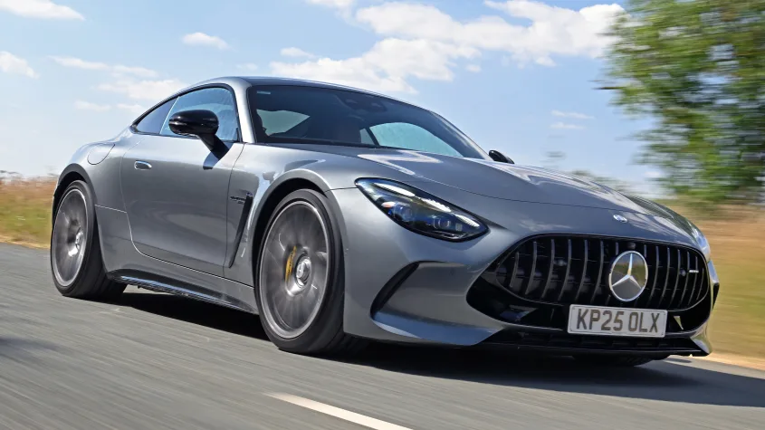 Новый Mercedes-AMG GT 55 сравнили с Porsche 911: характеристики и впечатления