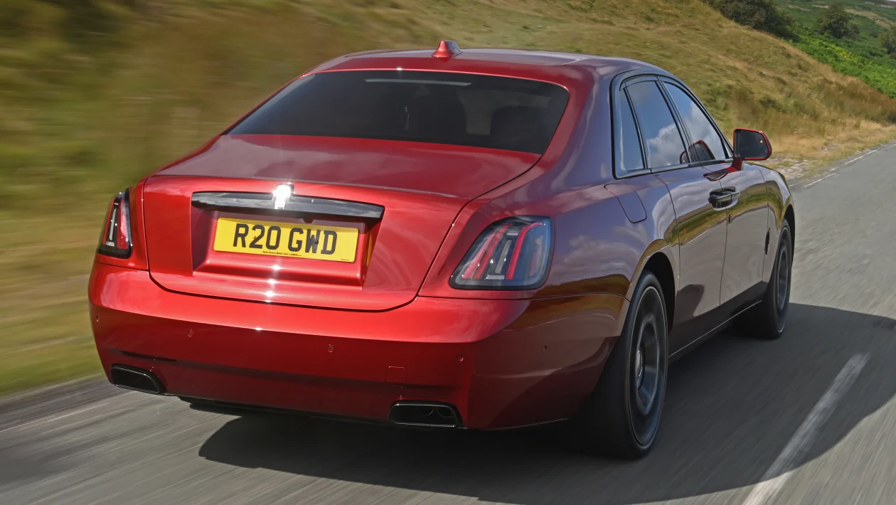 Новый Rolls-Royce Ghost Black Badge 2025: обзор и особенности модели
