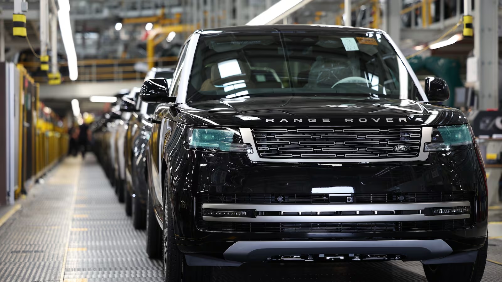 Jaguar Land Rover приостановил работу из-за кибератаки на системы компании