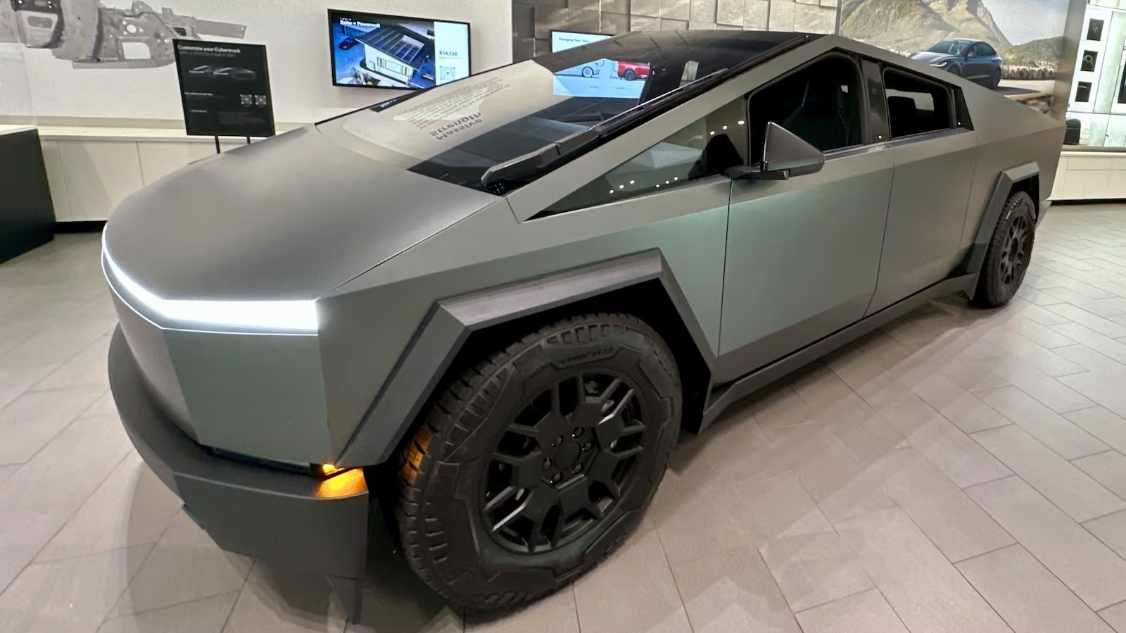 Tesla приостанавливает заказы на базовый Cybertruck на фоне слабого спроса