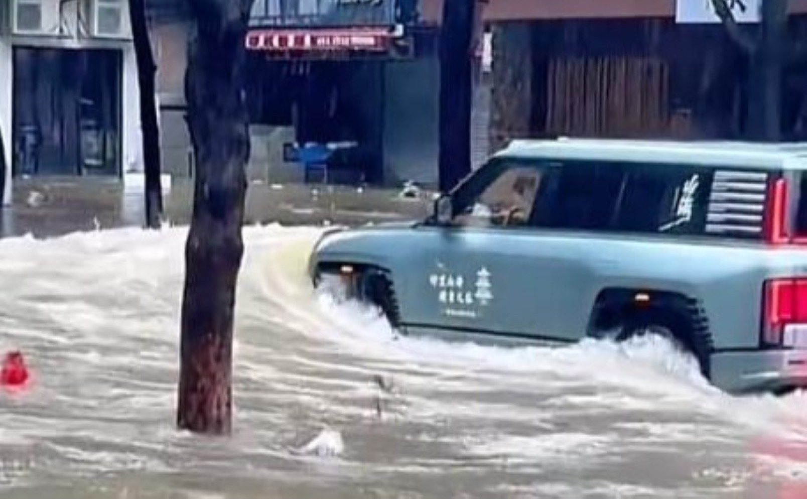 BYD Yangwang U8 попал в центр внимания во время наводнений в Жухае