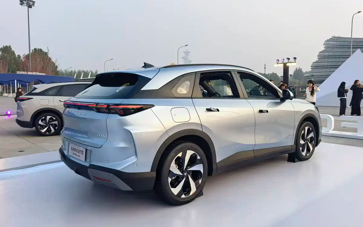 Arcfox представила новый Alpha T5 с расширенным запасом хода и ADS