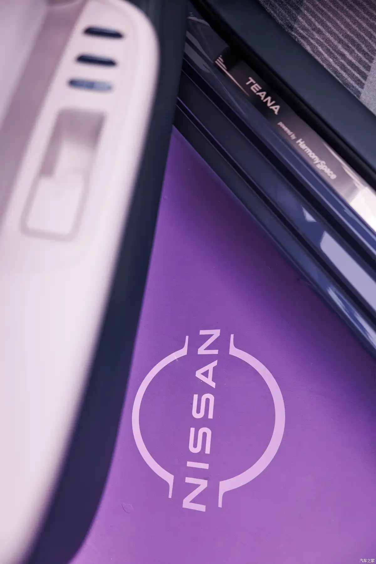 Dongfeng Nissan Teana представила интерьер с Huawei HarmonyOS