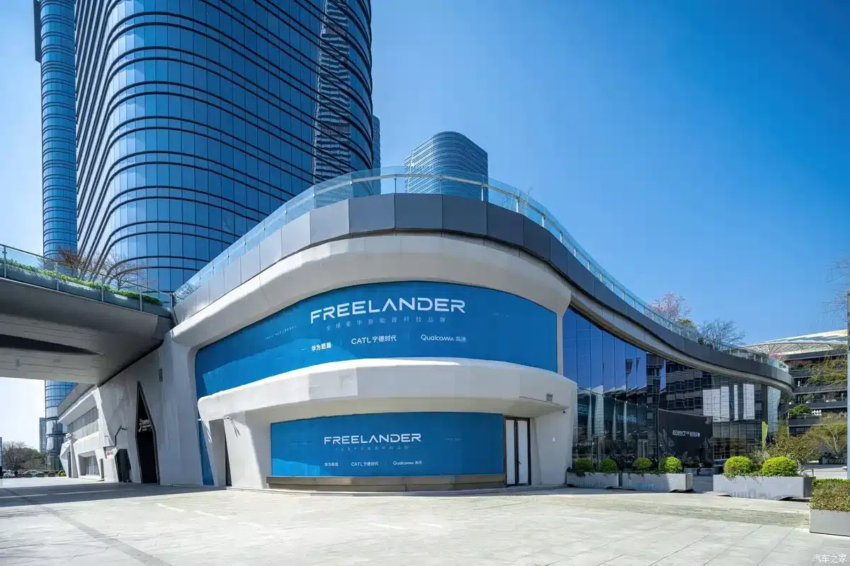 Новый гибридный внедорожник Freelander покажут 31 марта