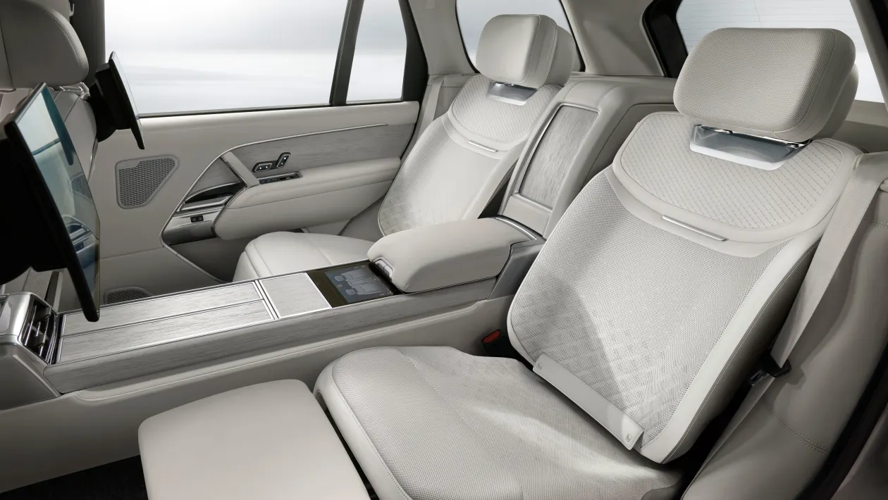 Range Rover SV Ultra представлен как самый роскошный и технологичный внедорожник бренда