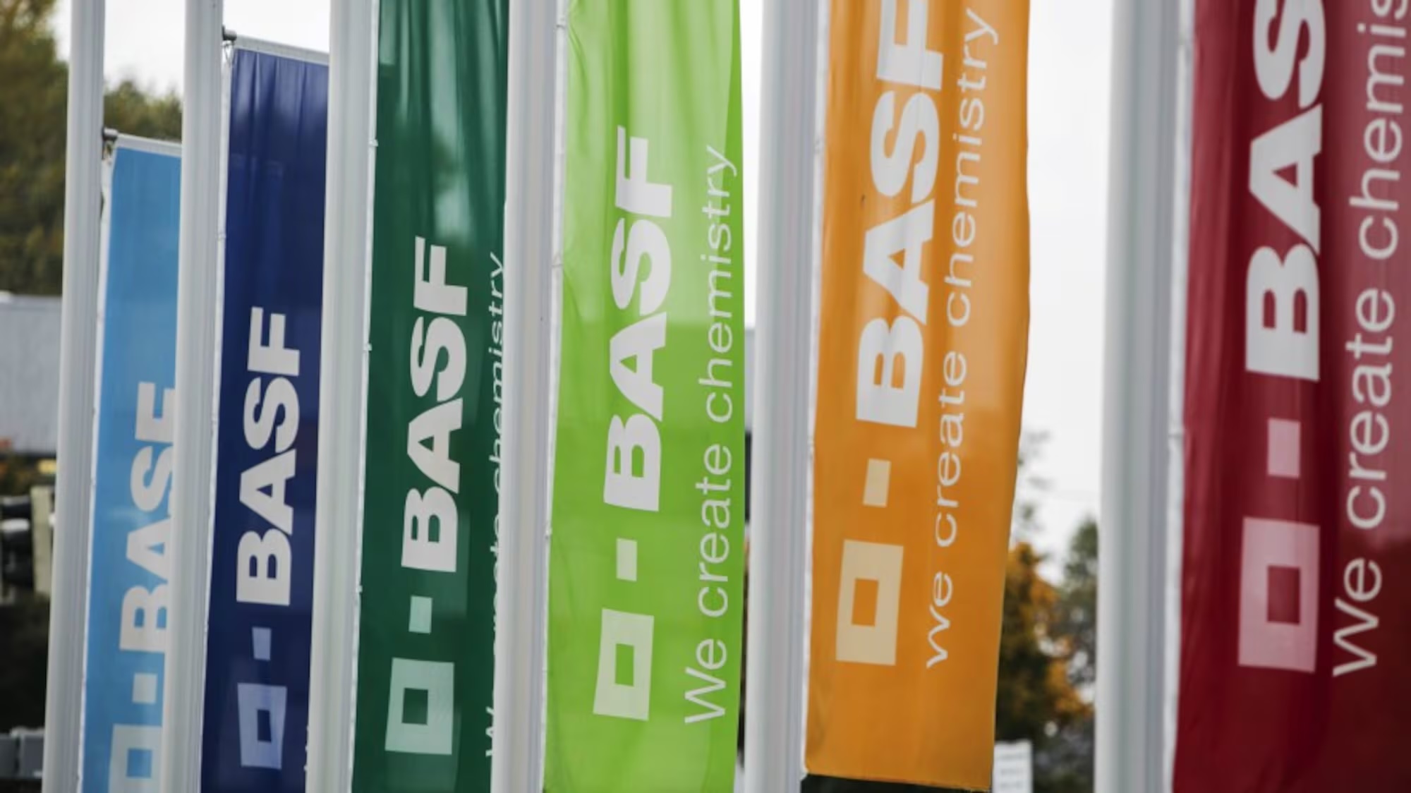 BASF предупредила о риске дефицита поставок для автопрома на фоне изменений в геополитике