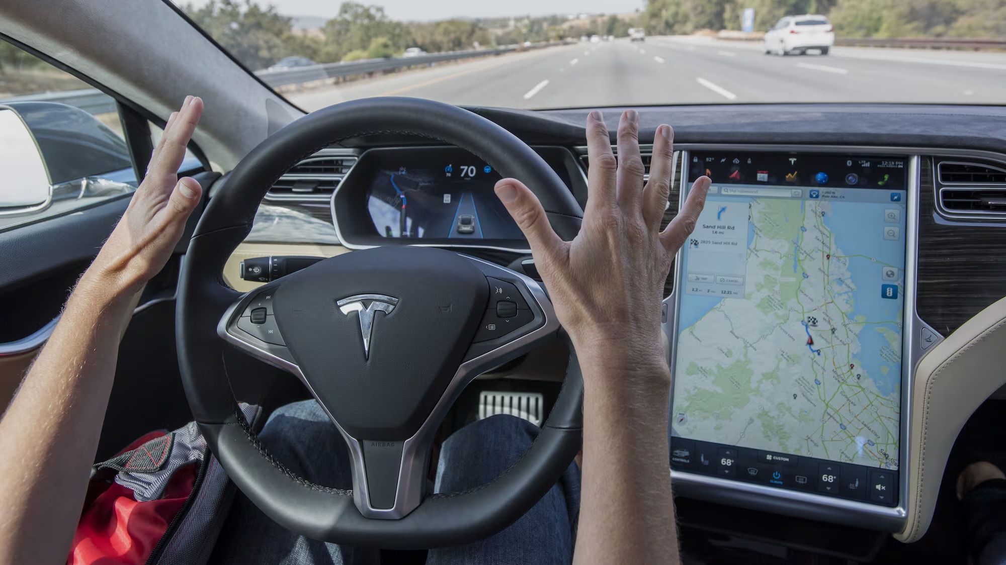 Tesla обвиняют в использовании спорных данных о безопасности для продвижения FSD в Европе