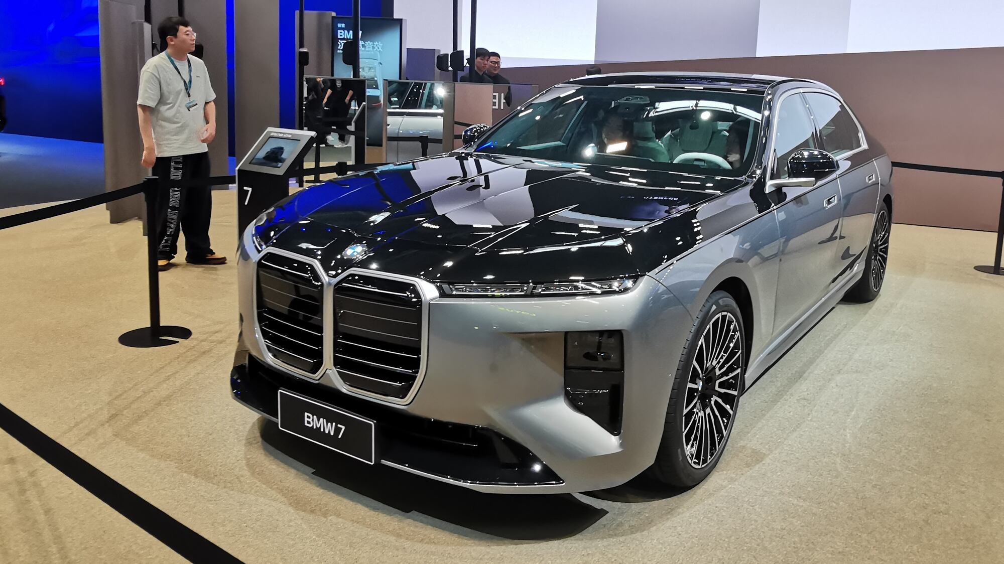 BMW отчиталась о снижении прибыли во втором квартале на фоне сокращения тысяч рабочих мест
