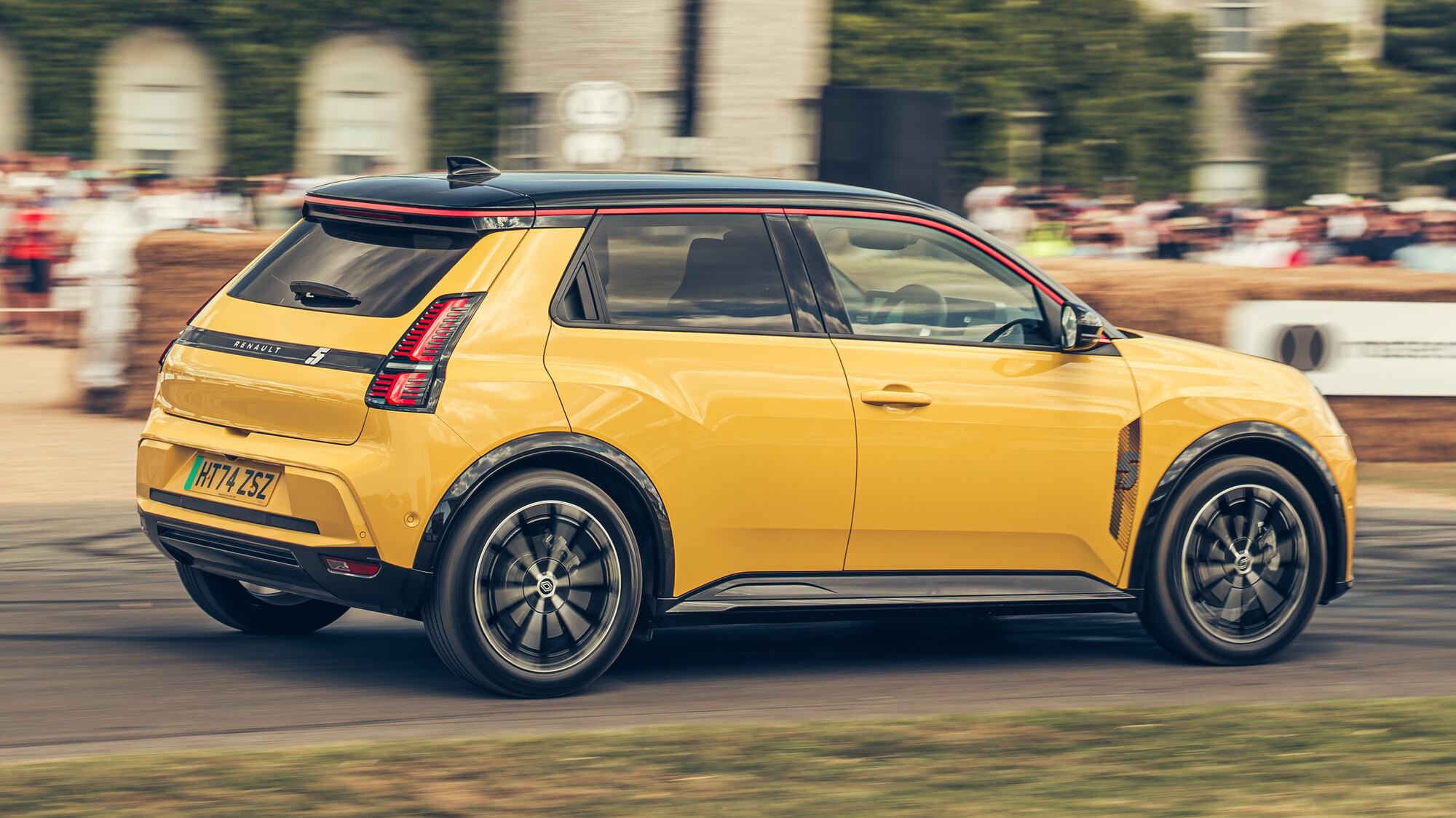 Renault отчиталась о прибыли по итогам первого полугодия на фоне роста продаж электромобилей