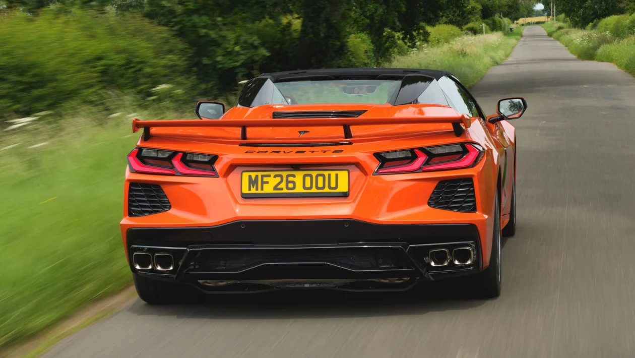 Chevrolet Corvette в Британии почти на 1,55 млн рублей дешевле Porsche 911