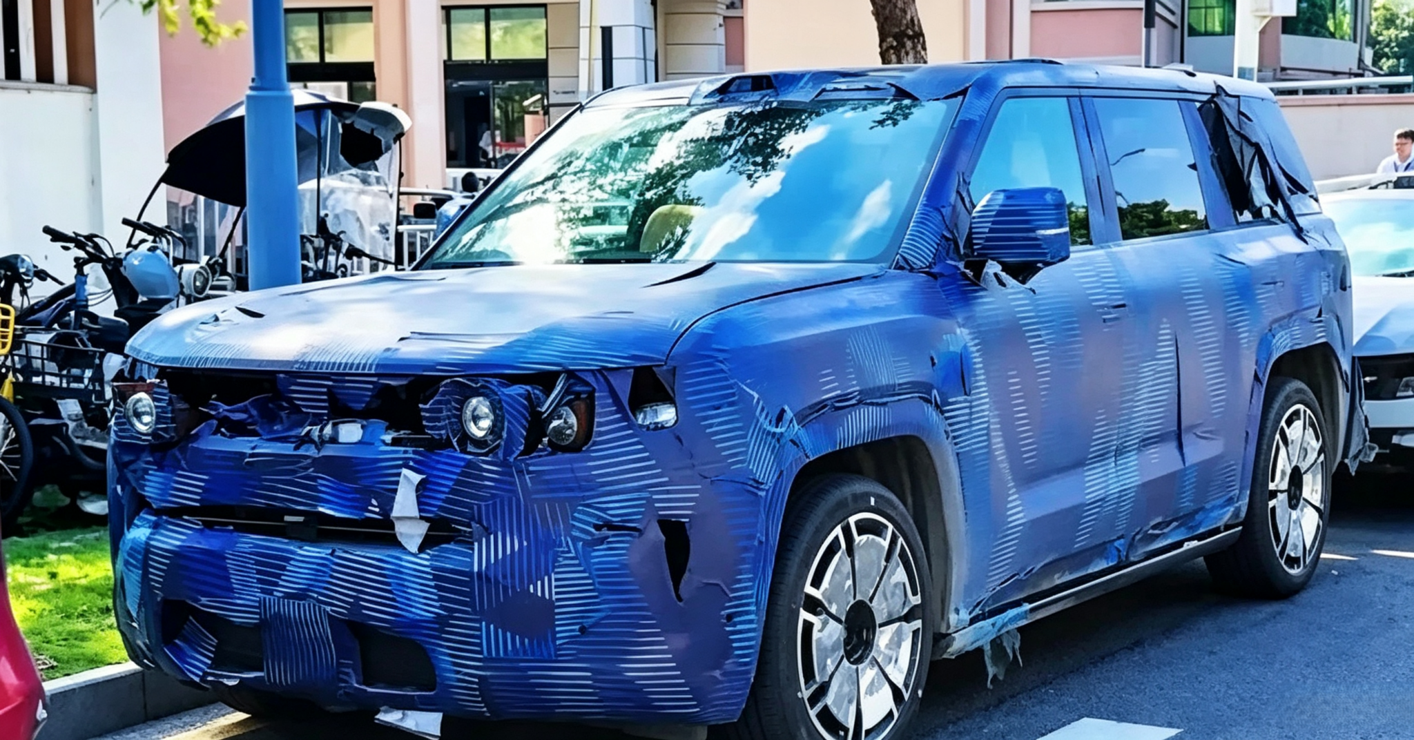 BYD FCB Ti9 засветился с первым в истории бренда сквозным экраном в салоне