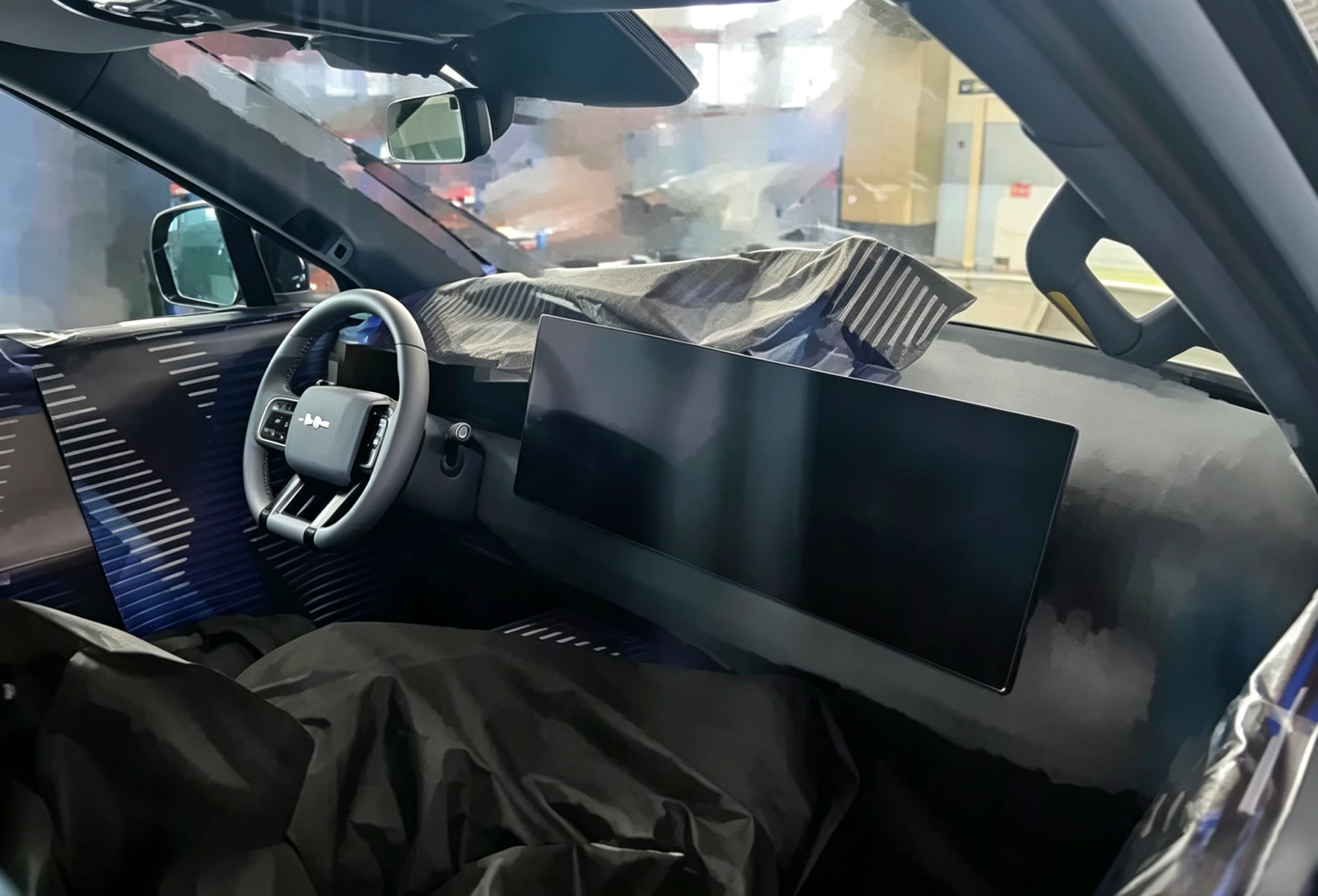 BYD FCB Ti9 засветился с первым в истории бренда сквозным экраном в салоне