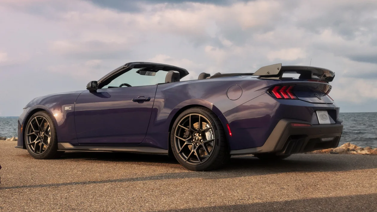 Ford представил кабриолет Mustang Dark Horse SC мощностью 795 л.с.