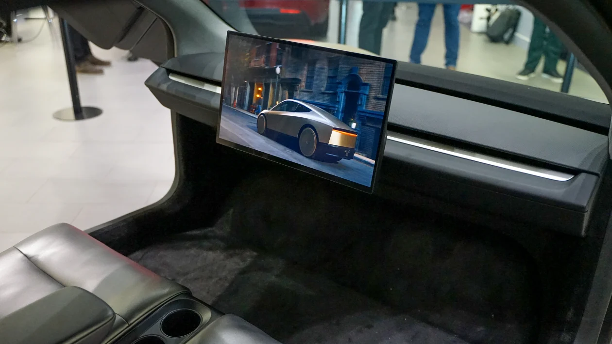 Tesla готовится представить серийную версию полностью автономного Cybercab 3 сентября
