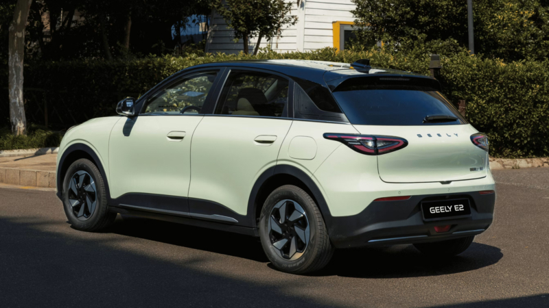 Geely начала прием заказов на электрохэтчбек E2 в Европе по цене 22 490 долларов