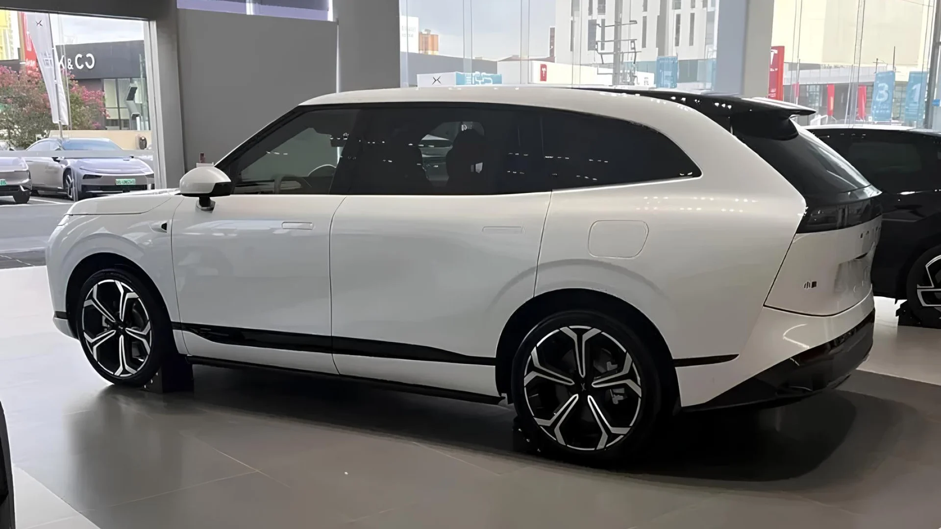 Xpeng G9L появился в 119 автосалонах Китая перед стартом продаж