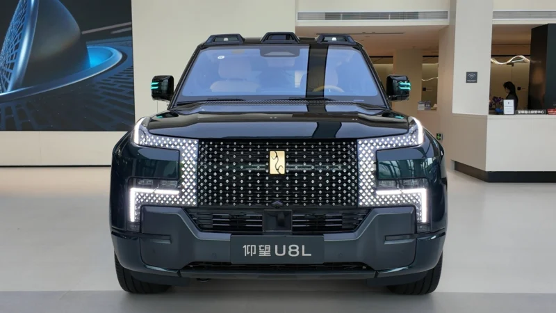 BYD представила флагманский Yangwang U8L стоимостью 216 тысяч долларов с опцией в стиле Rolls-Royce