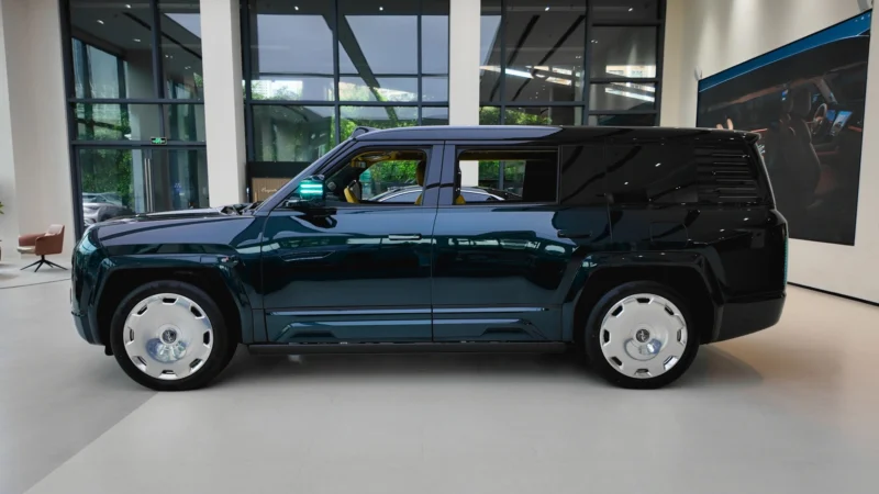 BYD представила флагманский Yangwang U8L стоимостью 216 тысяч долларов с опцией в стиле Rolls-Royce