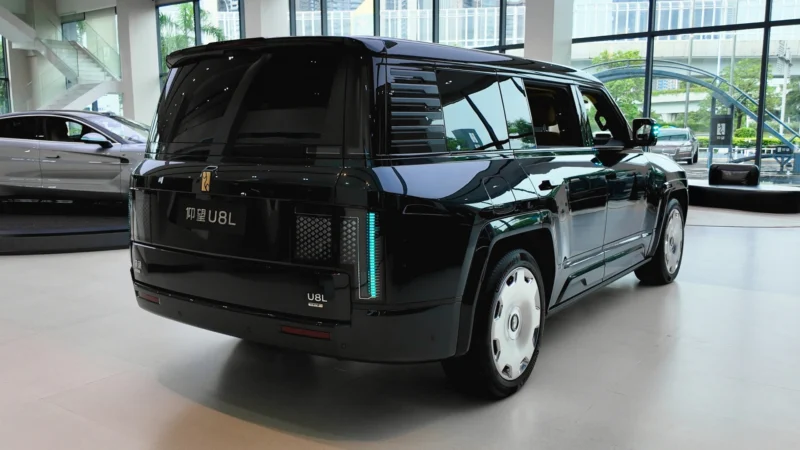 BYD представила флагманский Yangwang U8L стоимостью 216 тысяч долларов с опцией в стиле Rolls-Royce