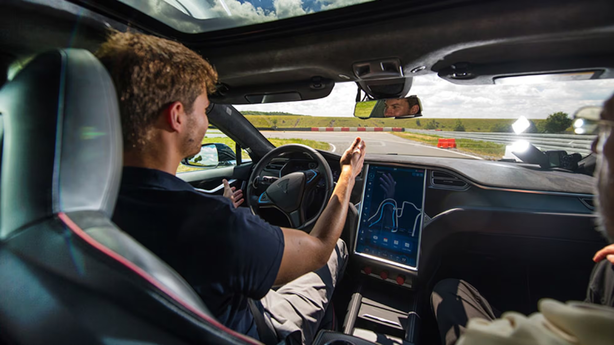 Франция начала испытания системы автономного вождения Tesla